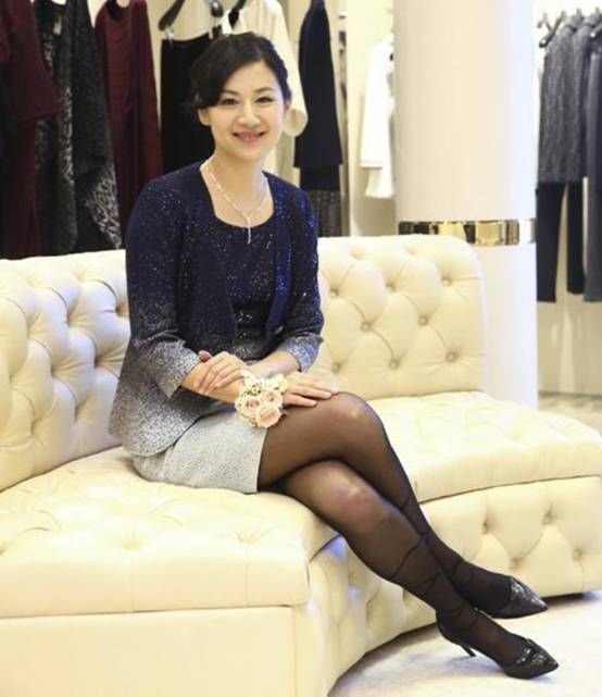 曾是东方卫视当家花旦,采访时与富豪互生