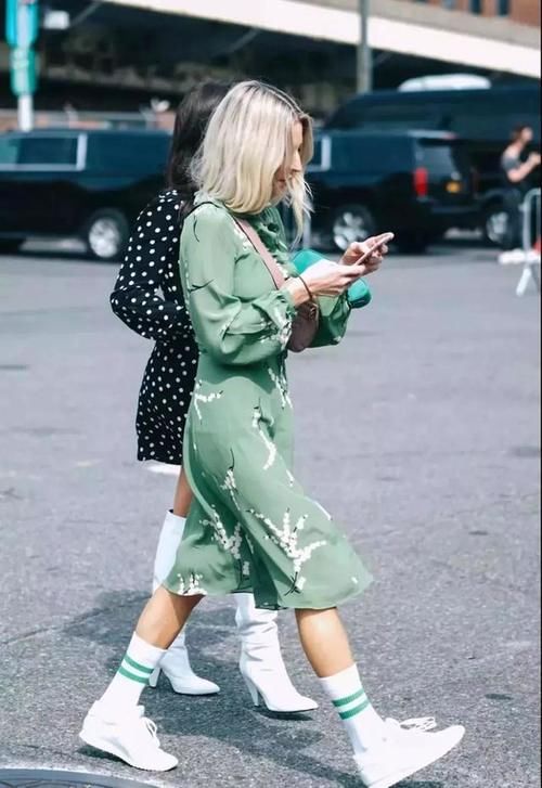 仙女裙+运动鞋=今年最潮穿法，不挑年纪不挑身材，谁穿谁好看