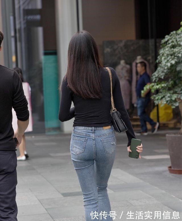 清纯 纯黑紧身长袖上衣搭配破牛仔裤，清纯妩媚，尽显皇室风范！
