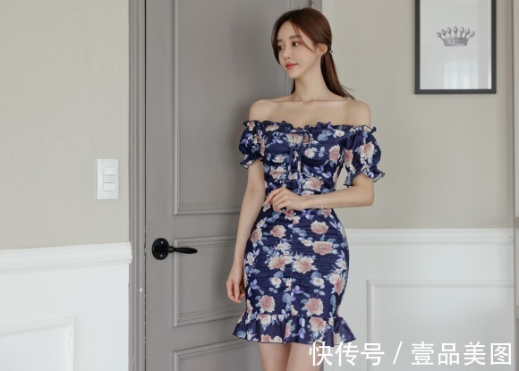 时尚搭配|女神孙允珠的时尚搭配：菖蒲青蓝琉璃水韵碎花鱼尾裙