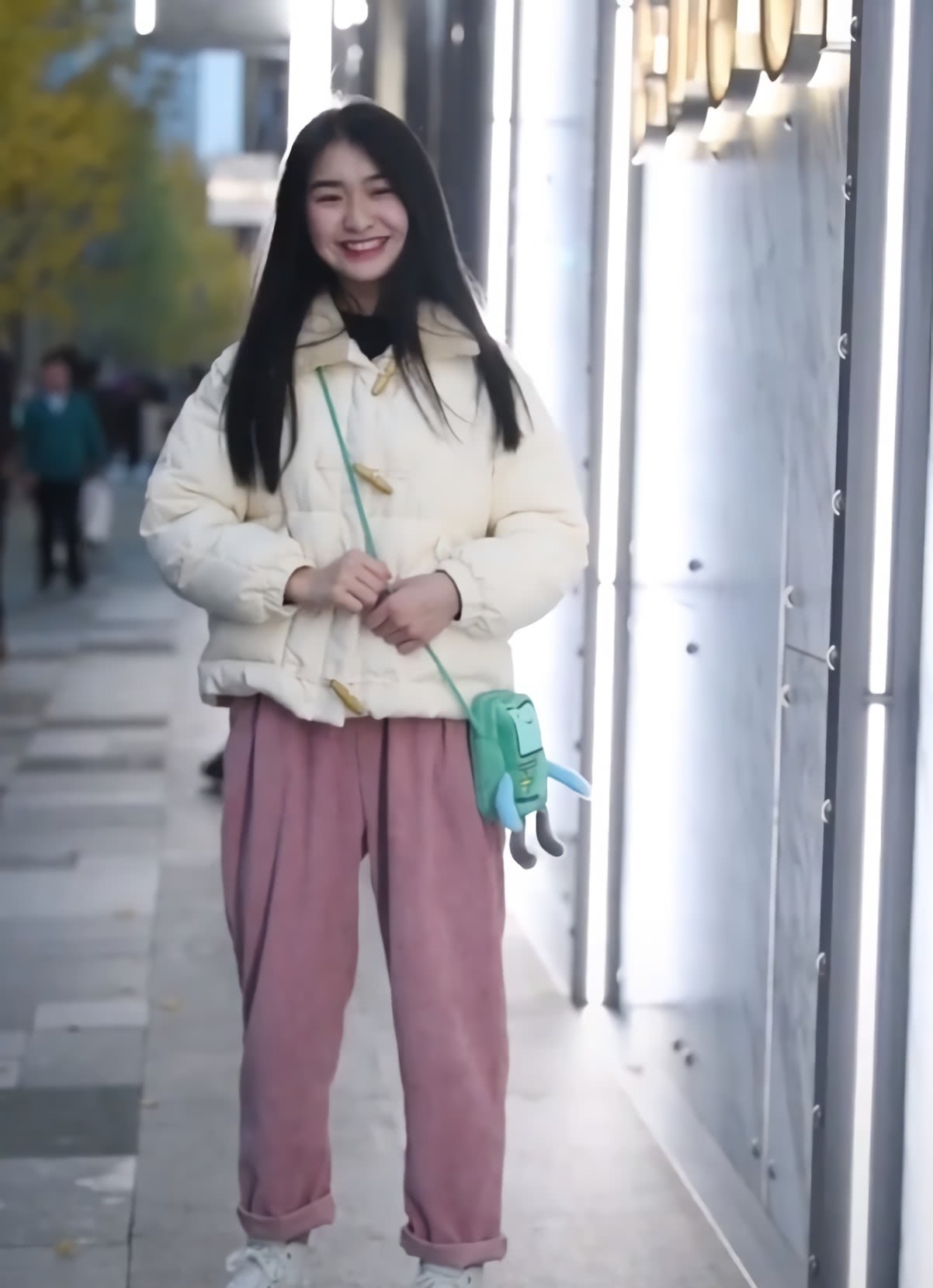 比起烂大街的牛仔裤，少女更偏爱这款“樱花裤”，显瘦离不开它！