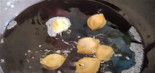 2.不要做得太大了，外边酥得直掉渣，吃着更香甜，真过瘾