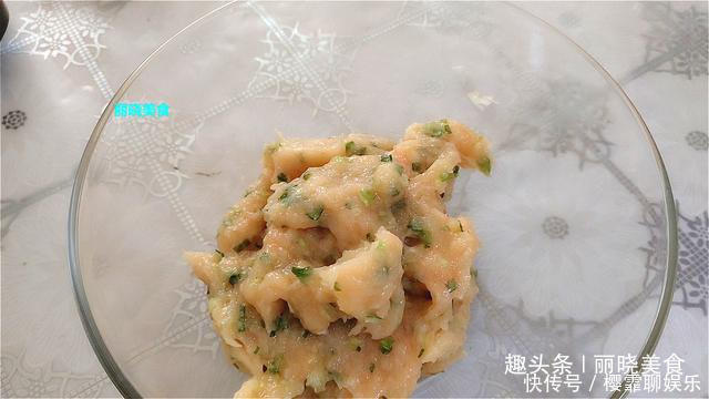 白玉菇|黄瓜别凉拌了,加一块鸡脯肉,简单一炖,汤鲜肉嫩,全家都抢着吃