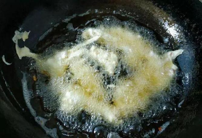 炸酥肉时,掌握好“调面糊”方法,出锅后又酥又香,比买的实惠