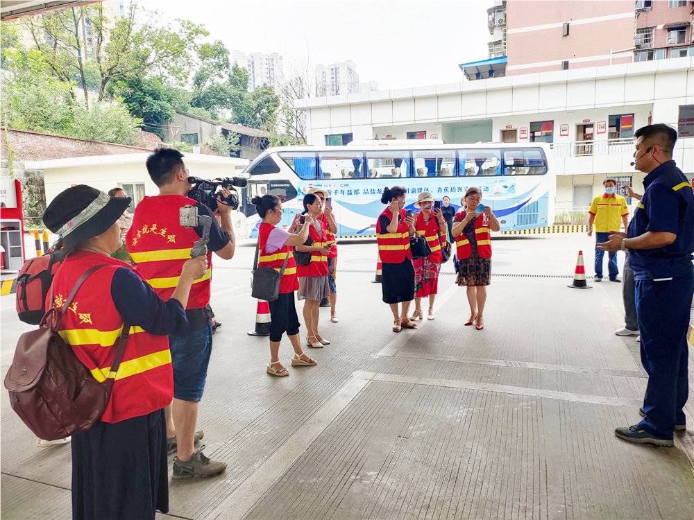 拍客|四川自贡举办“中国石油开放日”活动：自贡媒体团和封面新闻青蕉拍客走进汇西加油加气站