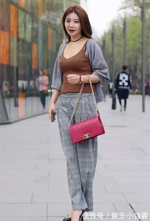 套装感 小姐姐穿搭短裤很漂亮,完美勾勒身材比例