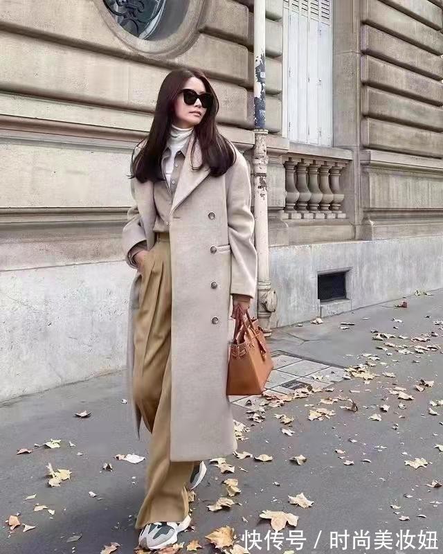 大衣 最近火了一种穿搭,叫“大衣+球鞋”,减龄洋气又显气质