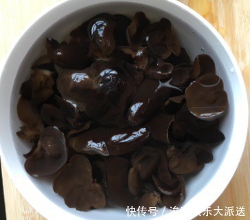 饭店|泡木耳十个人九个错,看看饭店大厨的一招,木耳泡得又快又干净!