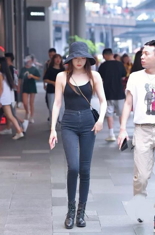 露背装|路人街拍穿得很清凉的酷girl,小心机露背装,秀出完美身材