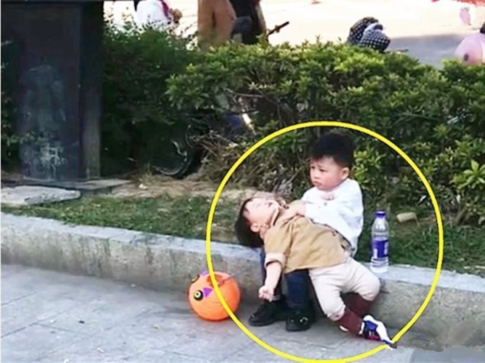 妹妹|4岁哥哥照顾二胎妹妹,怕妹妹摔腿软了也不松手,妈妈看了太心疼