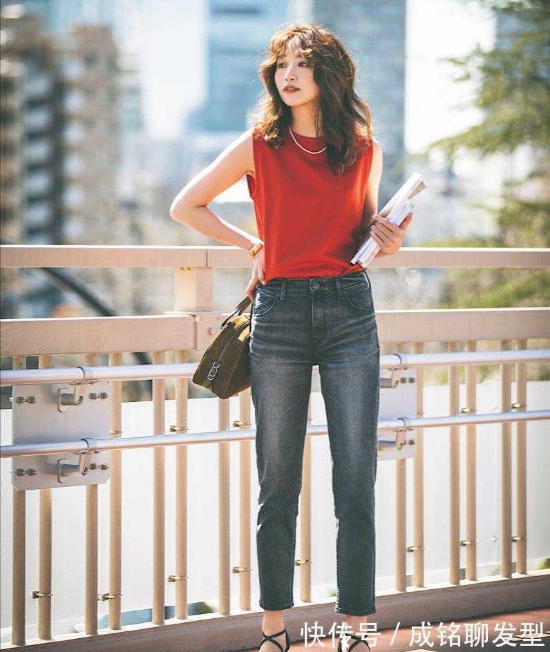 时尚|奔四女人不用“装嫩”,这几种穿搭宝典值得借鉴,时尚减龄又有范