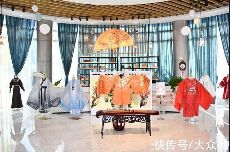 汉服|实地探访菏泽电商人的“双11”：家家户户开直播