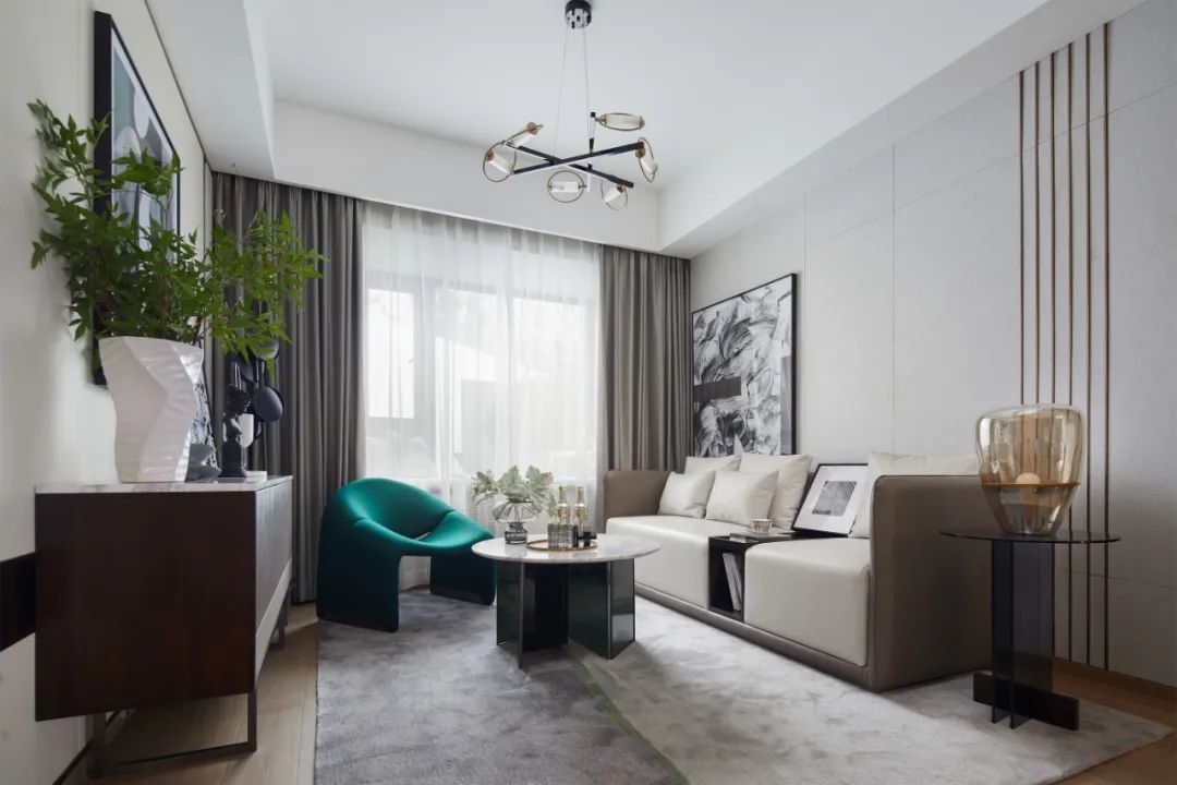 次卧|95㎡现代雅奢，丰富的颜色及软装搭配，造就出一个活力的家