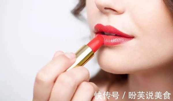 嘴唇 女人涂口红时,要改掉这4个坏习惯,不然再贵的口红都掉色粘杯