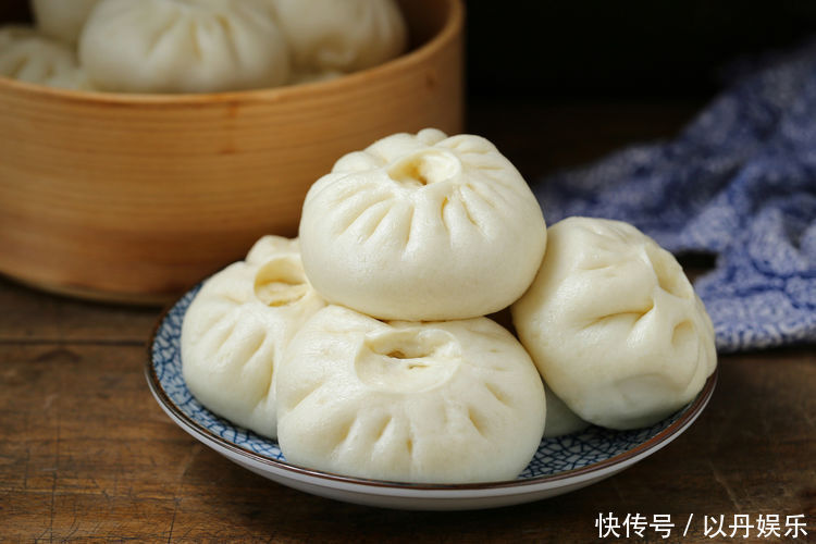 用东北特色菜蒸包子,味道倍儿鲜美,老公自己就能吃一屉,真服了