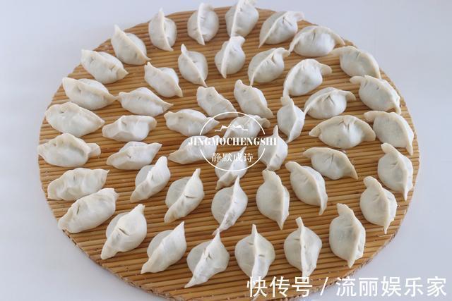 调韭菜馅儿时,只要记住调味顺序,韭菜就不会出水,饺子鲜汁四溢