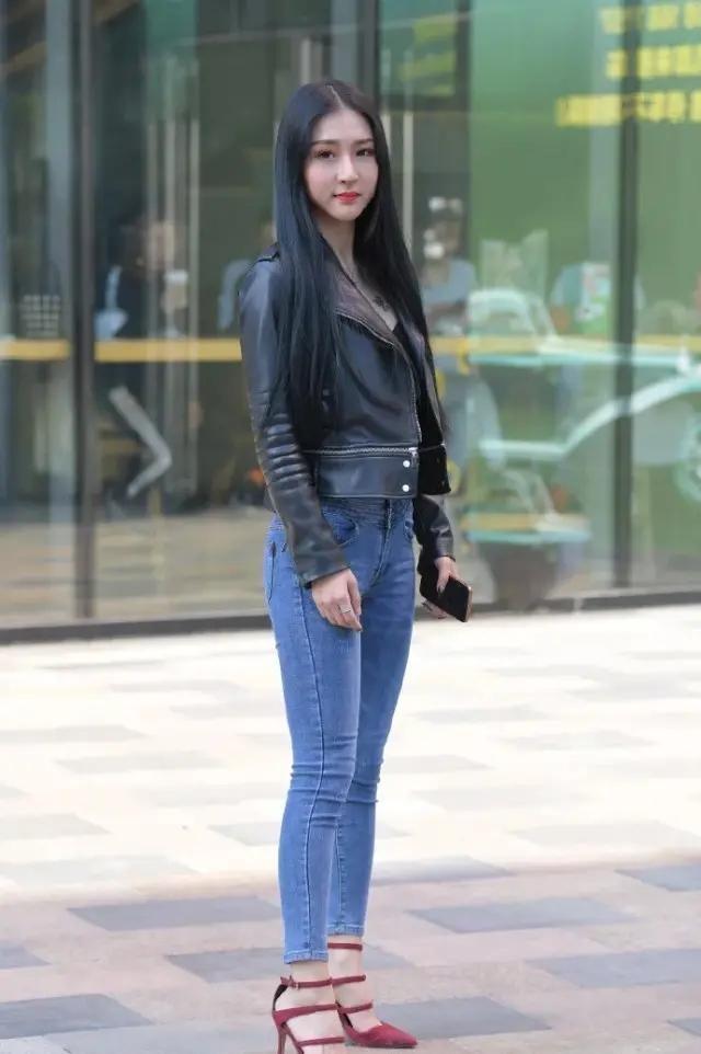 身材比例|高腰裤子搭配短款上衣，不仅特别时尚，同时身材比例也能凸显出来