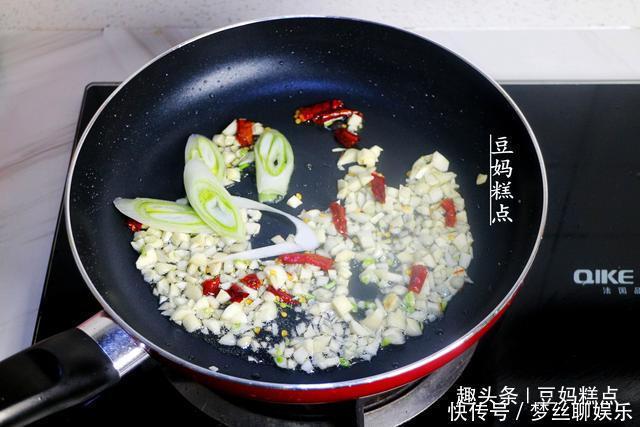 茄子|太下饭！茄子新吃法，加1碗黄豆一起炒，营养丰富，一锅都吃光