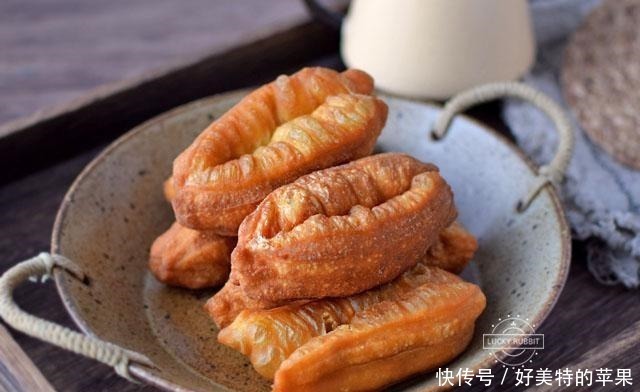 炸油条根本没难度,我每次都成功,都是这个配方好,我现在告诉你