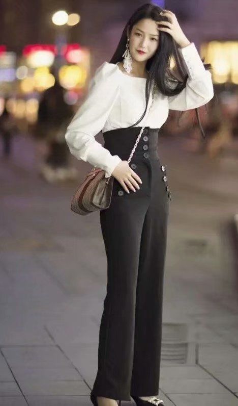 街拍:白色上衣配高腰裤,展现玲珑的曲线美,小姐姐妩媚动人