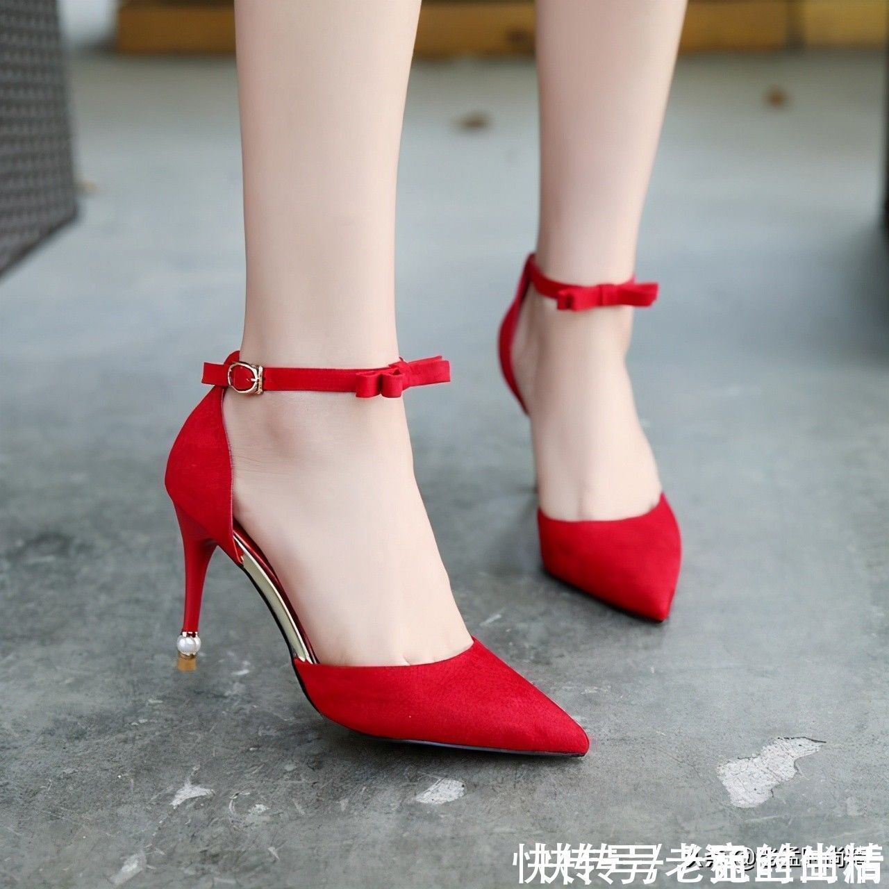 巨流行 谁说红色高跟鞋只能结婚穿?今年巨流行这样,耀眼却不张扬