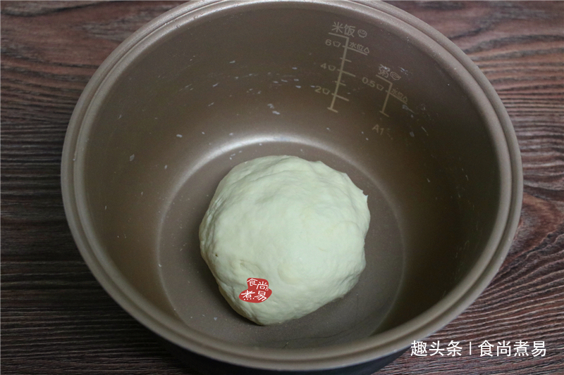 首次做这款花卷，新手也能快速学会，表面蓬松柔软，底部香酥脆口