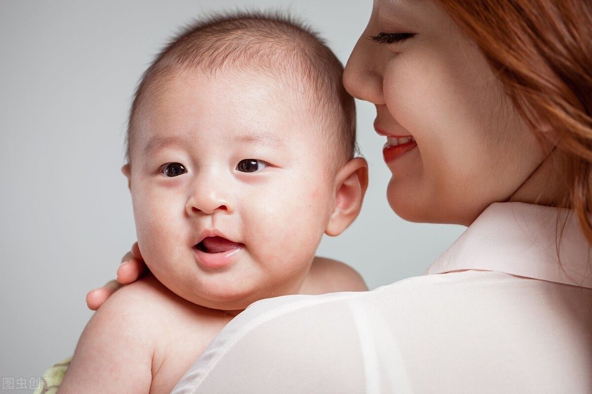 横抱、竖抱、自由抱，哪种抱姿对宝宝最有益？