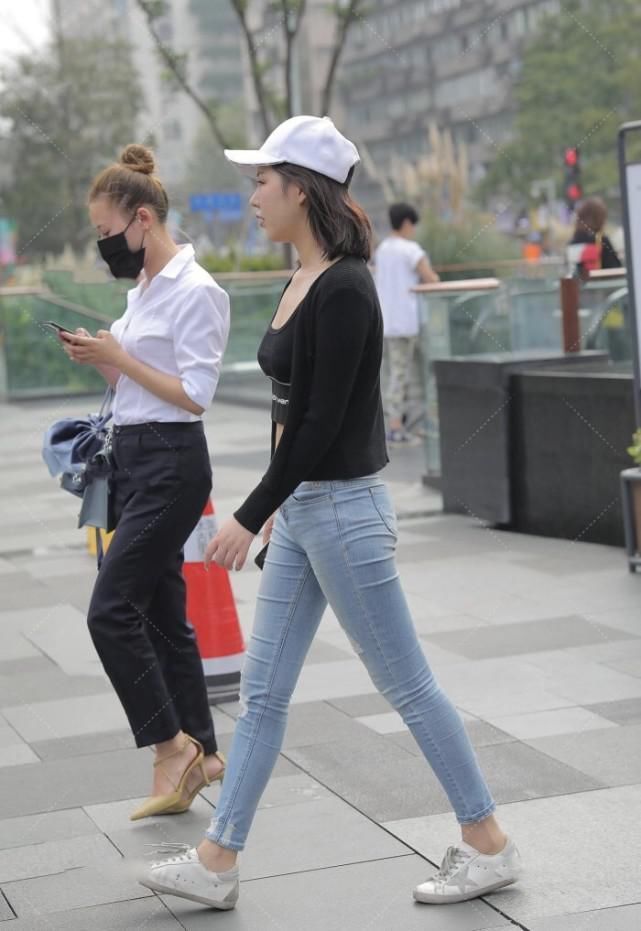 帽子|运动上衣搭配乞丐风牛仔裤,肚脐装和帽子让穿搭更具夏日时髦感