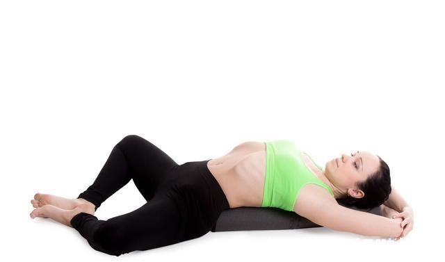 驼背|优美后弯背部僵硬也可达成瑜伽支撑桥式帮你舒服后弯纠正驼背