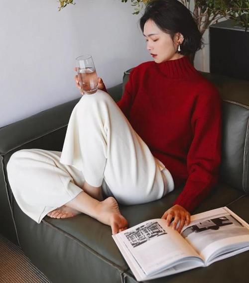 今年流行的“红色毛衣”，如何搭配才显高级气质？