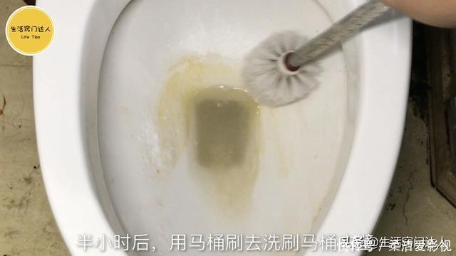 马桶里撒一把,无论多脏多厚的污渍,一冲就干净,方法简单又实用