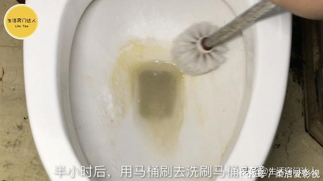 马桶里撒一把，无论多脏多厚的污渍，一冲就干净，方法简单又实用