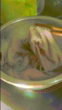 |搞笑GIF:大姐你听解释,我真的不是故意撞上去的