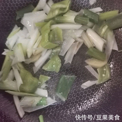 孜然羊肉卷|10分钟快手菜葱爆孜然羊肉卷，做饭不发愁