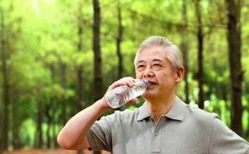  水分获取量|喝水也能养颜抗衰老？正确饮水的3个好处，很有必要知道