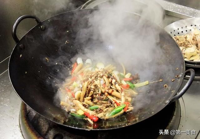 厨师长|鸡肉和茶树菇这样一起炖，鲜到骨子里，厨师长分享地道农家做法