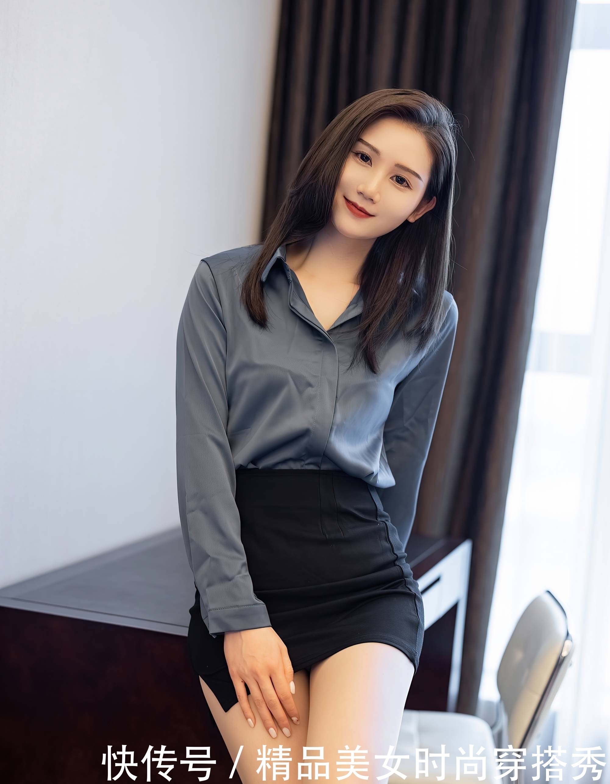 包臀裙 深蓝色衬衫下搭黑色的包臀裙很是优雅,一双尖头高跟鞋很有女人味