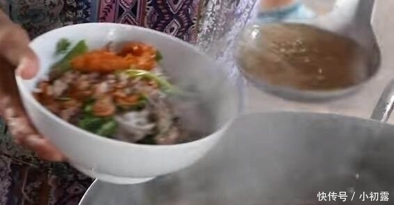 摆面|大妈摆面摊,顾客要二两面,她只放半两,却没人敢说分量不足