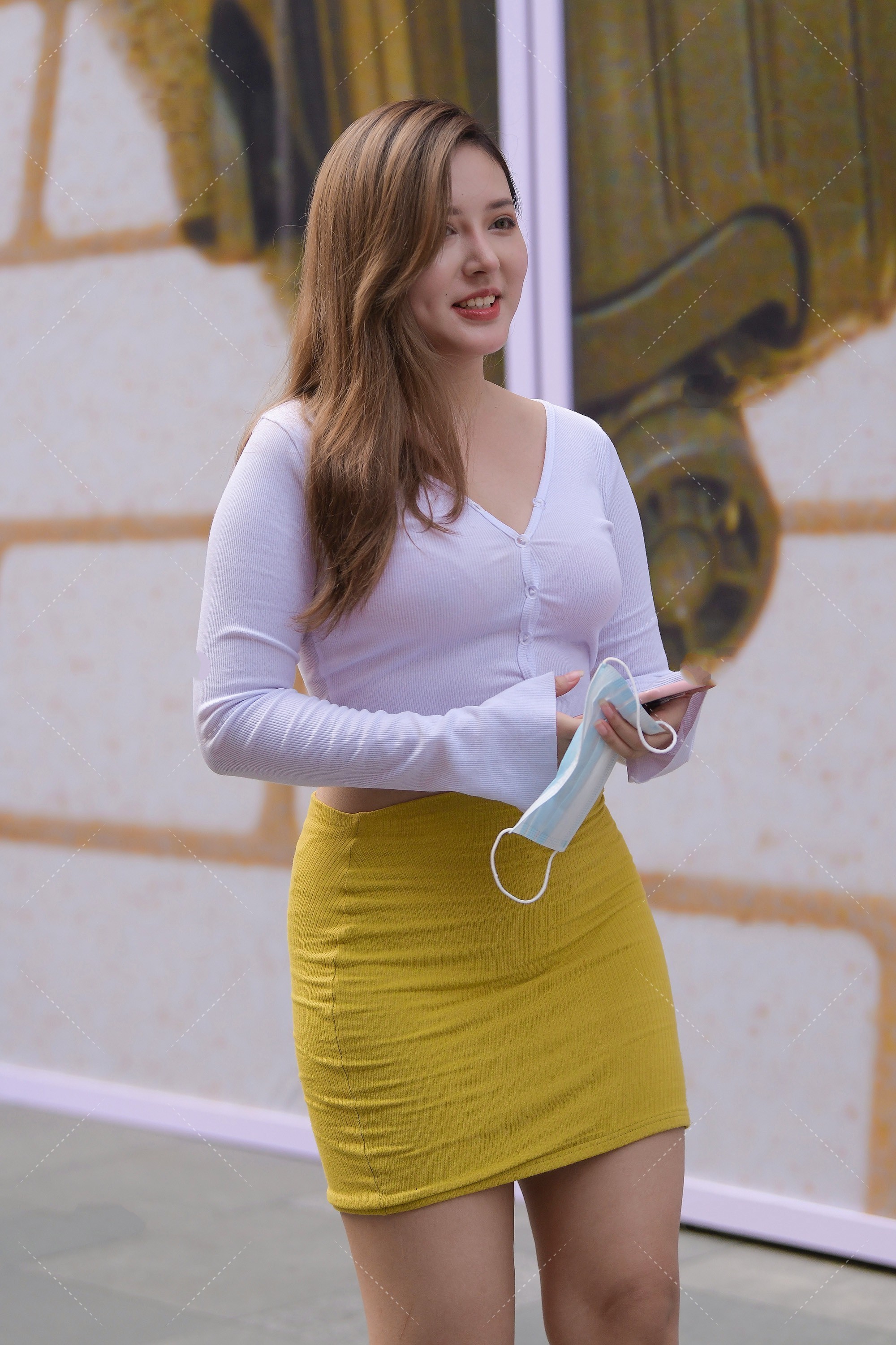 卡其色 白色修身针织衣搭配黄色一步裙,时尚优雅,尽显好身材