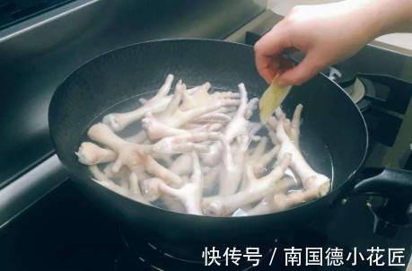 做虎皮鸡爪时，怎么出虎皮？学会这“1招”，鸡爪香软入味更好吃