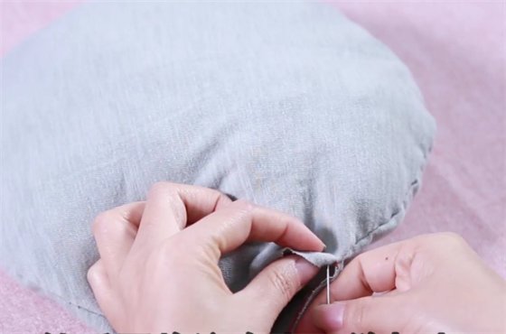 抱枕|把锅盖放在旧衣服上缝一缝,一年省下不少钱,全家人抢着用