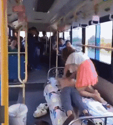 |搞笑GIF:大金毛估计是湖南的,四川重庆吃红辣椒,湖南就爱青椒