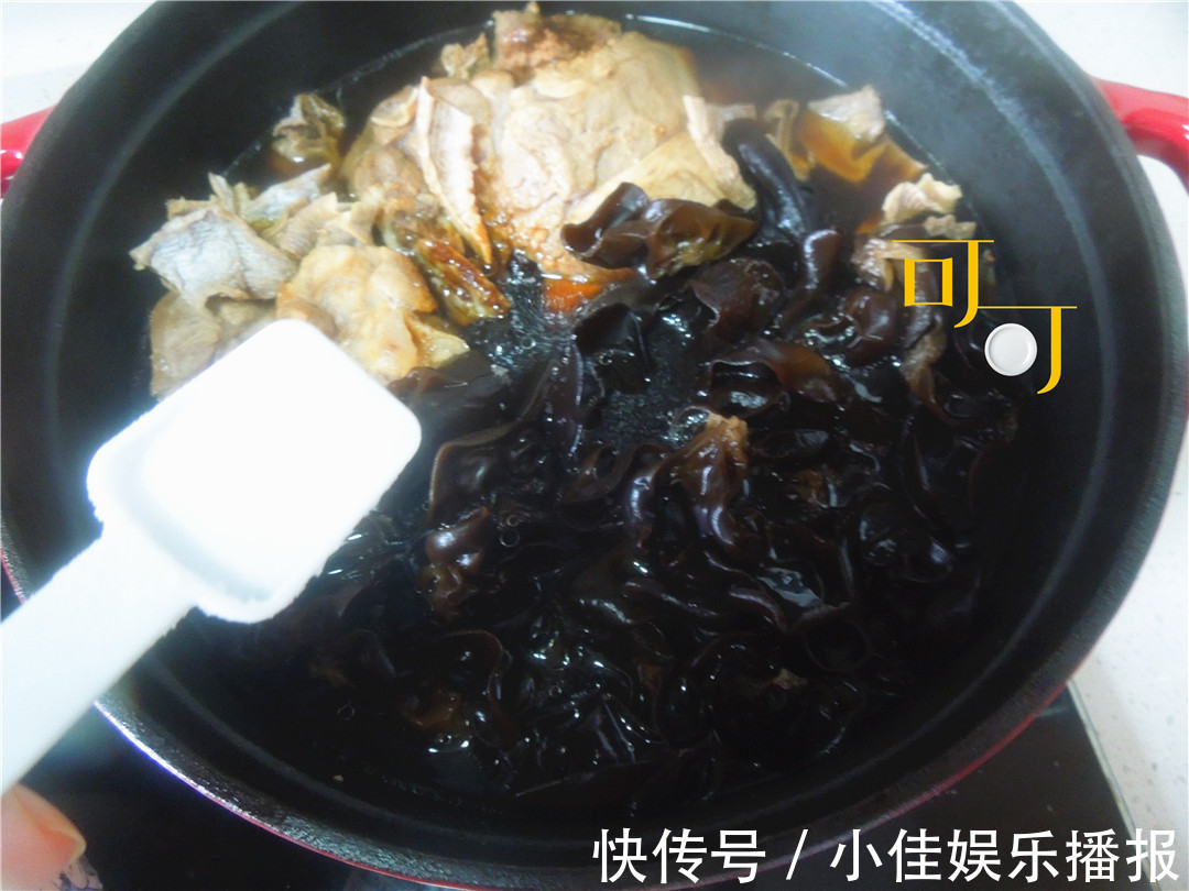 肉香满溢的蹄髈烧法,笋干和木耳更受欢迎,炖一锅一家人吃两餐