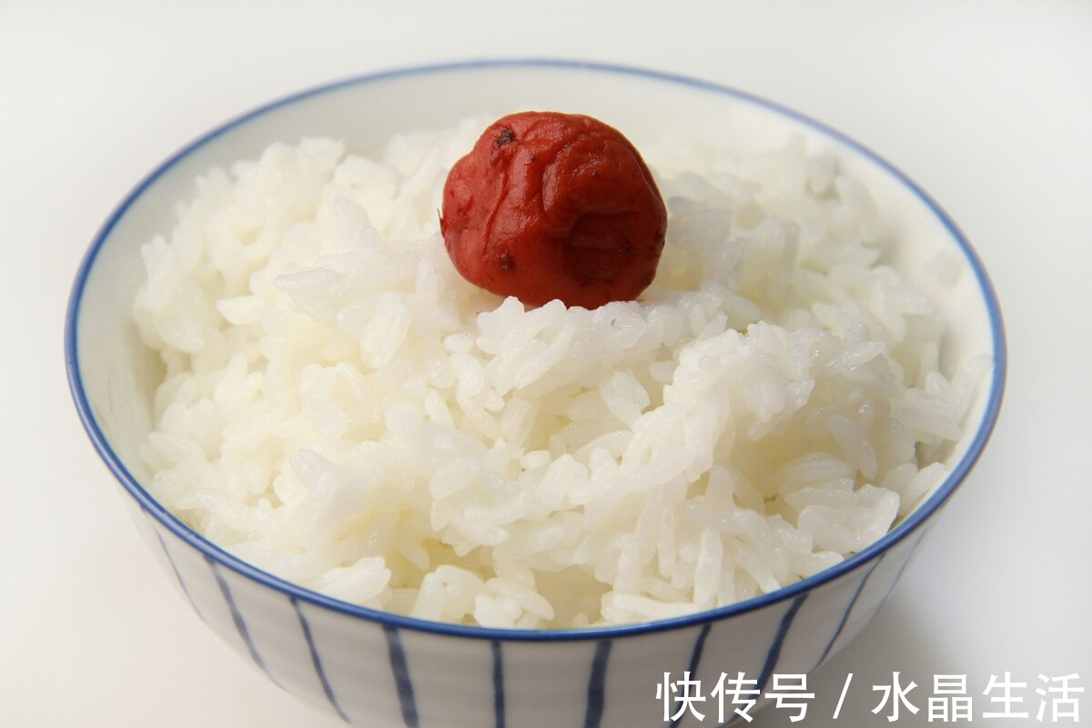 米饭|煮米饭，只加水是大错，教你2个技巧，米饭粒粒分明，又香又软