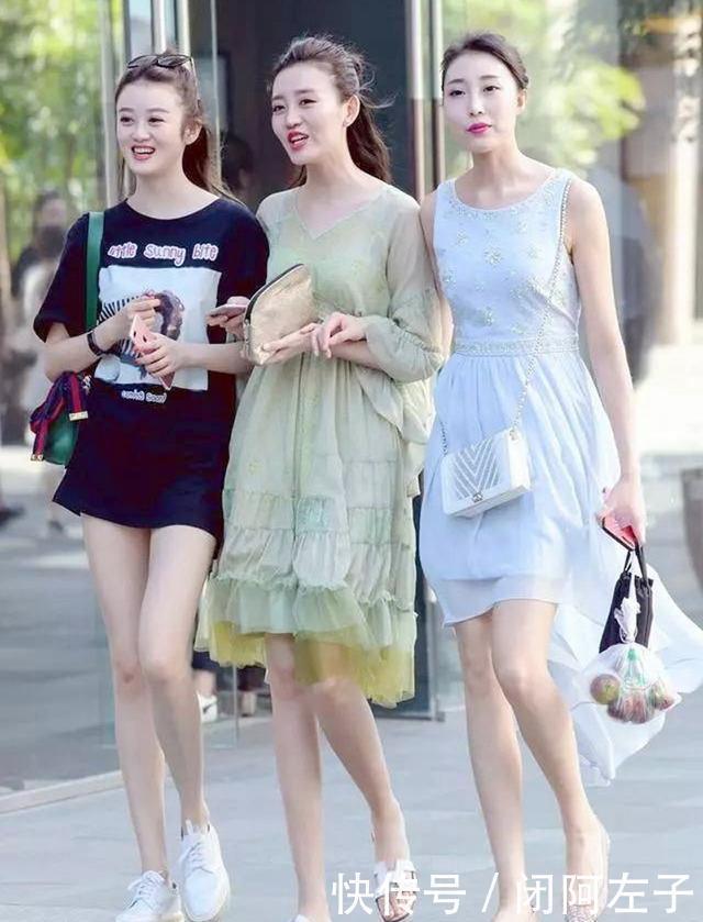 街拍两个时尚小美女的休闲穿搭,看上去既时尚靓丽,又青春活泼