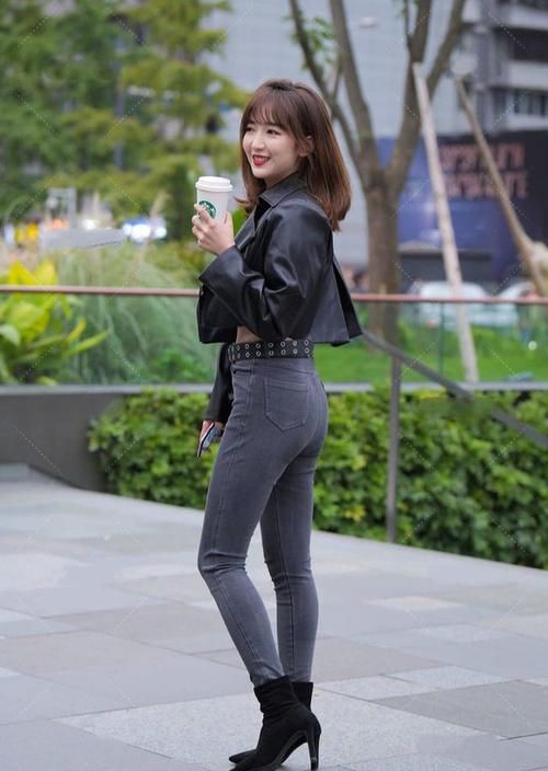 牛仔裤|皮衣外套帅气十足,搭配牛仔裤休闲时尚,黑色穿搭散发高冷范儿