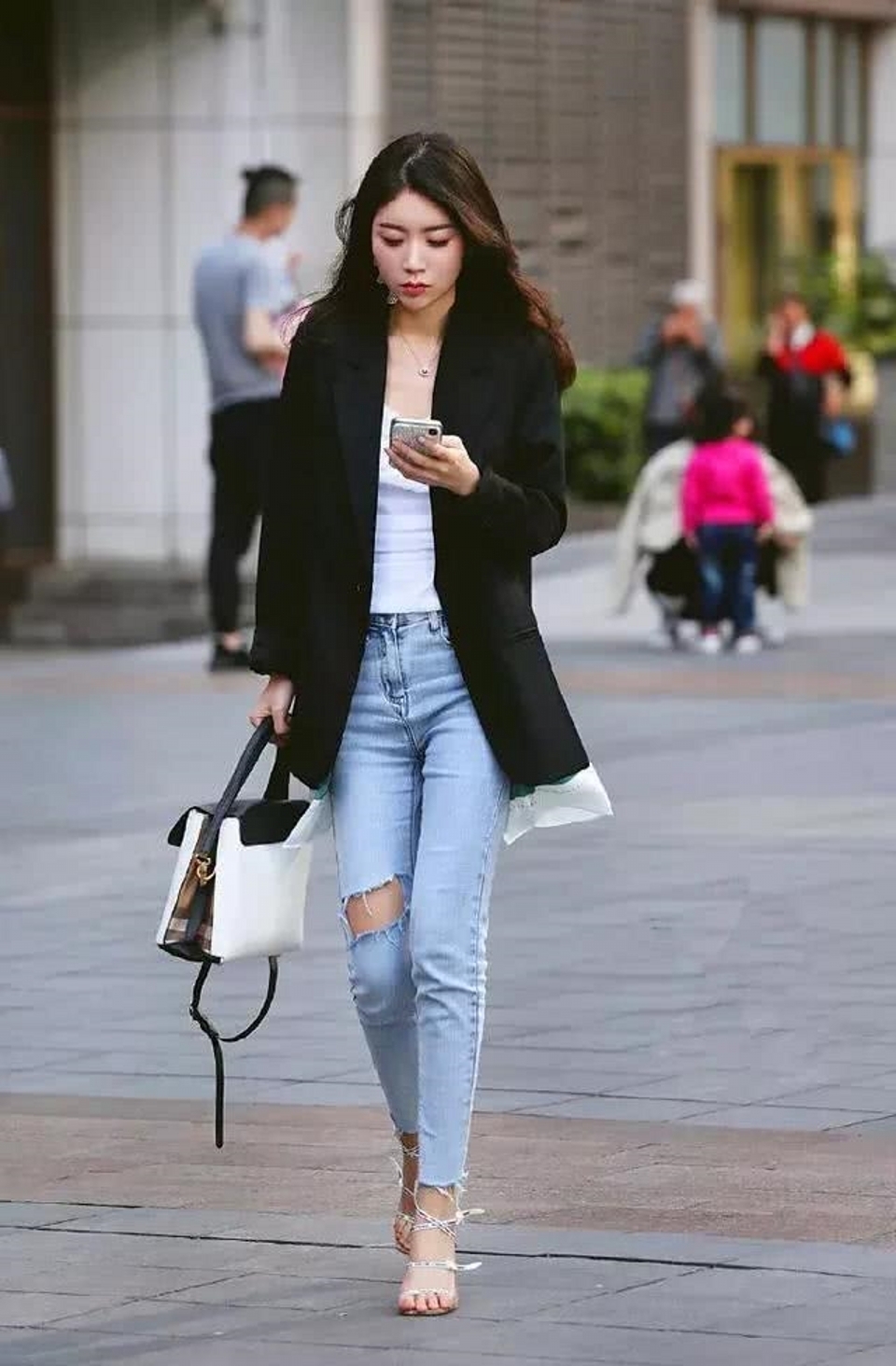 路人街拍,小姐姐长相甜美可人,显得更加的年轻