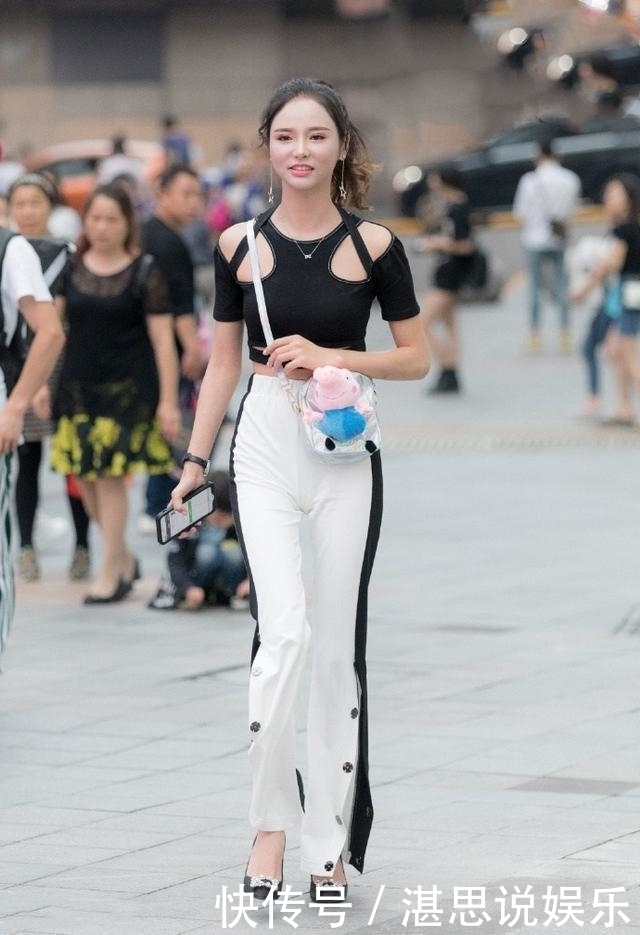 小姐姐身材好颜值高,很有街头的气质感