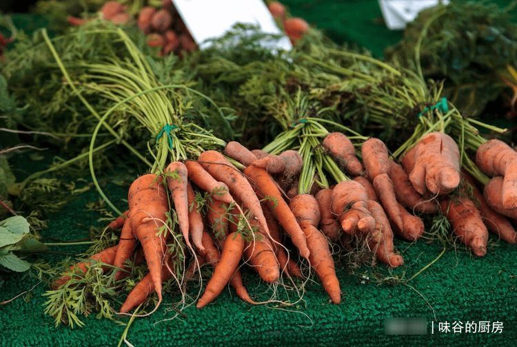 买胡萝卜,选干净的还是带泥的?老菜农:区别挺大,挑错了不好吃