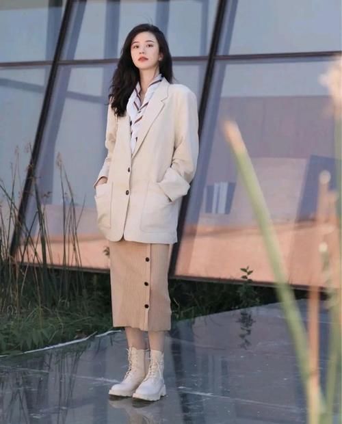 款式的靴|秋冬买靴子，尽量少买黑色，这3种“颜色”时髦百搭，显腿长